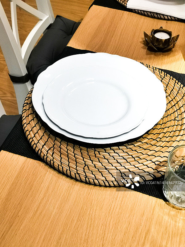 现代盘子和餐桌装饰库存照片图片素材
