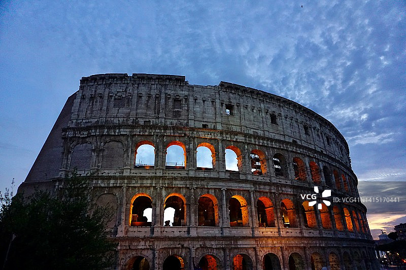 罗马斗兽场是一个椭圆形的圆形剧场，位于意大利罗马市中心，就在罗马广场的东面。图片素材