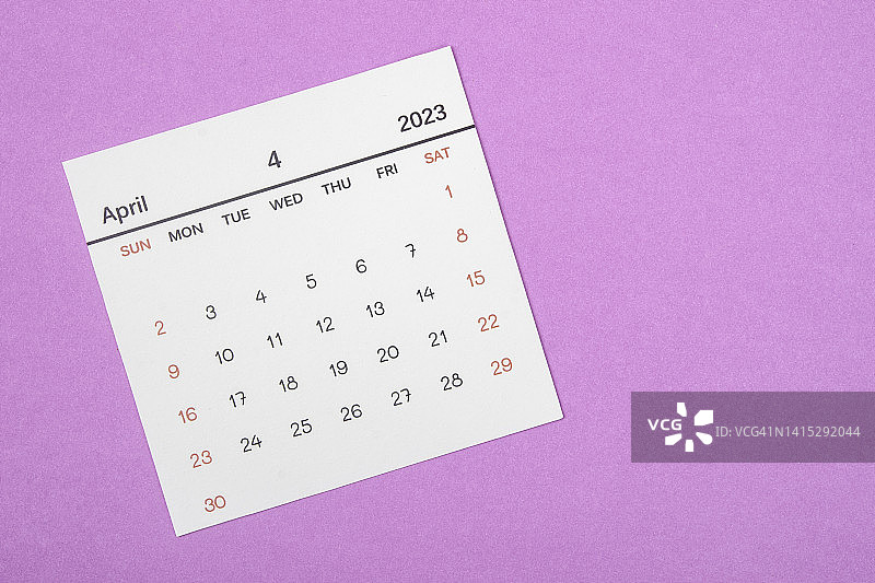 2023年4月是组织者计划和截止日期，背景是粉红色的纸。图片素材