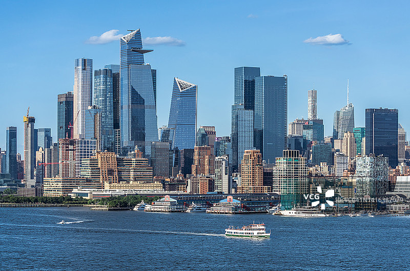 从新泽西州霍博肯俯瞰曼哈顿中城的阳光美景图片素材