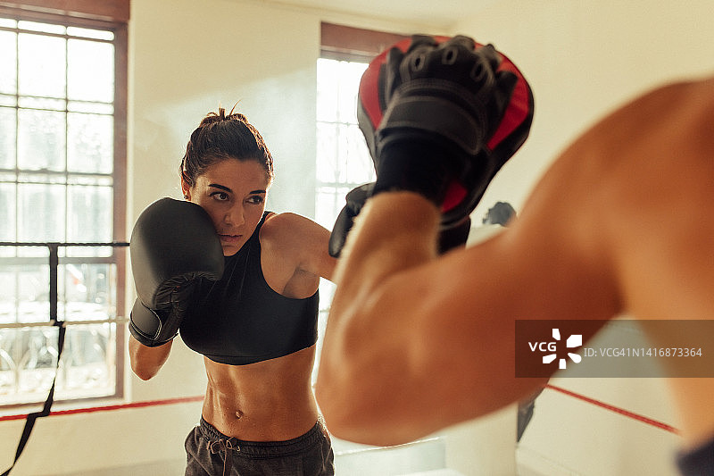 肌肉发达的女拳击选手出拳图片素材