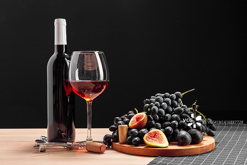 酒和葡萄在桌子上图片素材