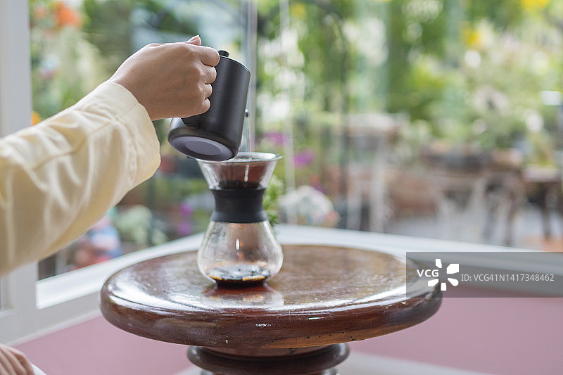 女咖啡师现滴咖啡，咖啡滴新鲜图片素材