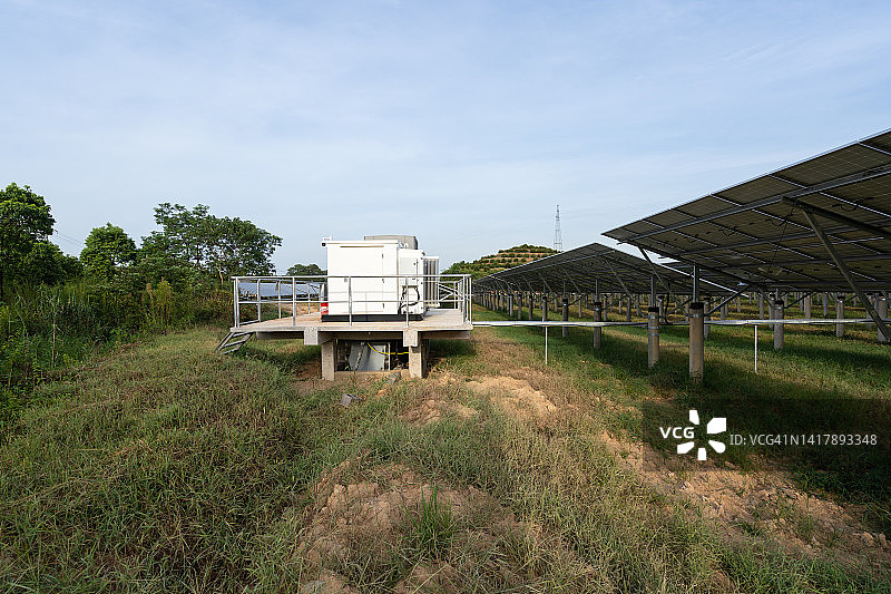 山上的太阳能发电站图片素材