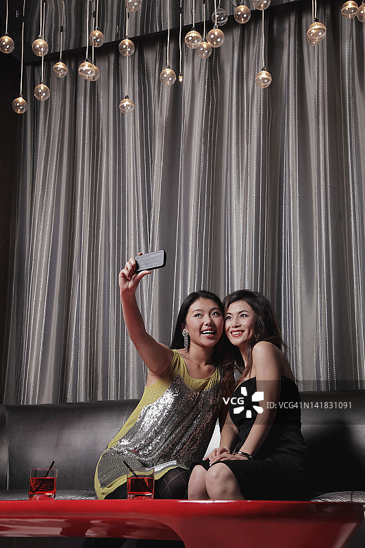 两个女人在一个俱乐部里自拍图片素材