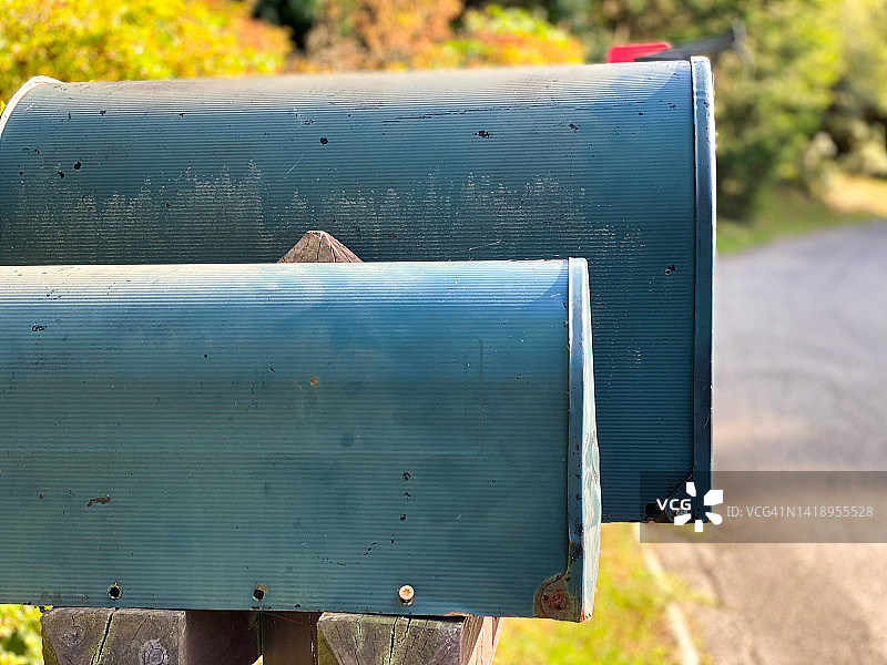 街道上传统金属住宅邮箱的侧面图图片素材