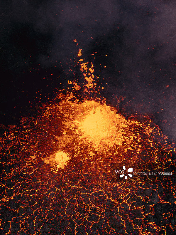 从冰岛上空直接拍摄的火山喷出的熔岩图片素材