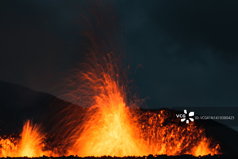 长曝光照片拍摄从低角度和接近活火山，冰岛图片素材