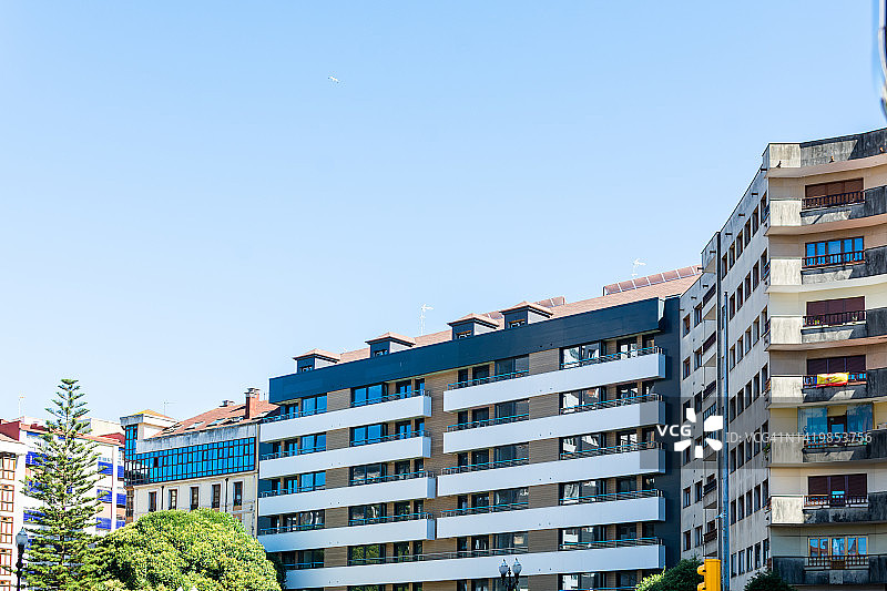 一座座现代化的居民楼，蓝天，晴天，城市图片素材
