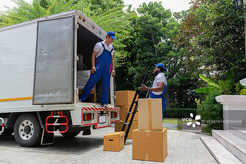 货物搬运服务使用卡车载运个人物品门到门运输送货图片素材