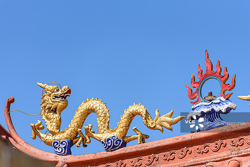 寺庙建筑，屋顶上有中国龙图片素材