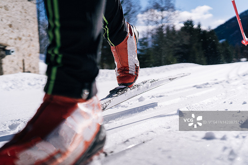 滑雪者在雪地上沿着跑道滑行的全景图图片素材
