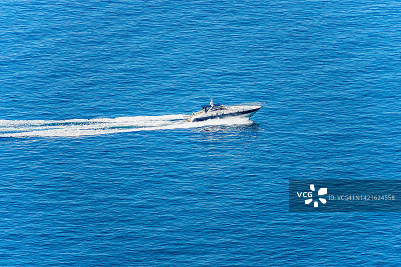 航拍的豪华快艇或游艇在蓝海中运动图片素材
