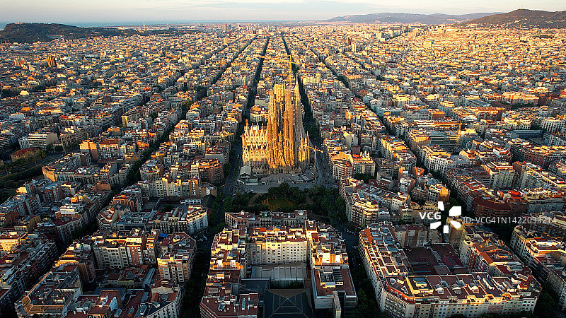 巴塞罗那鸟瞰巴塞罗那的Eixample区，加泰罗尼亚，西班牙。著名的城市电网图片素材