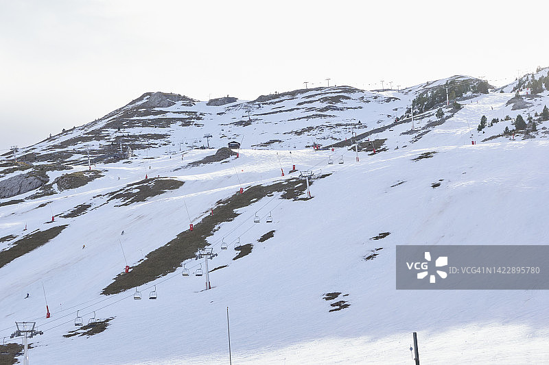滑雪胜地的景色，在陡峭的雪山上，你可以看到运送游客的缆车。图片素材
