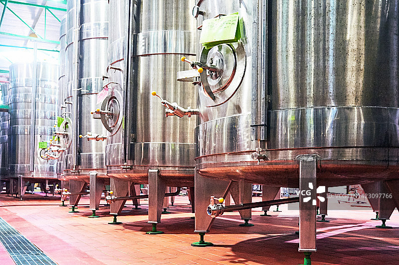 工业酿酒厂里巨大的不锈钢大桶发酵葡萄酒图片素材
