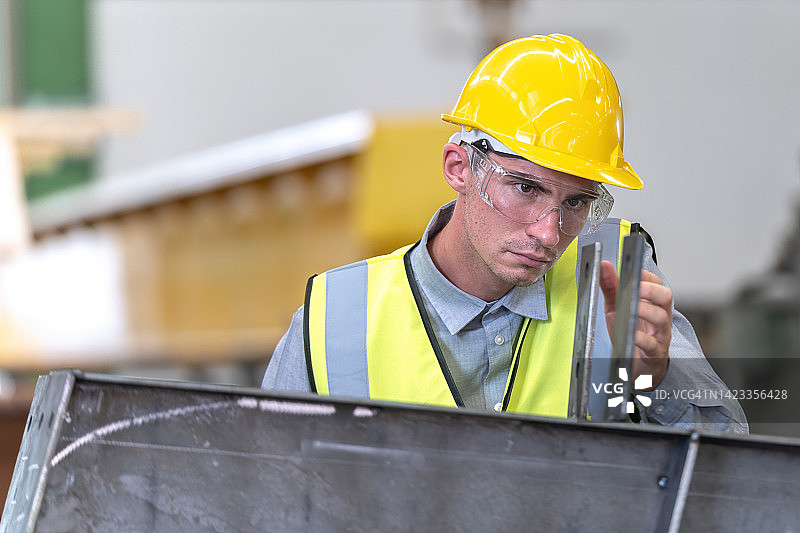男性质量工程师在制造商工厂检查焊缝钢。图片素材