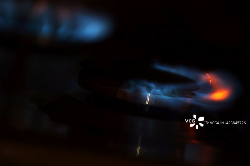 煤气炉燃烧器蓝色火焰，选择性聚焦图片素材