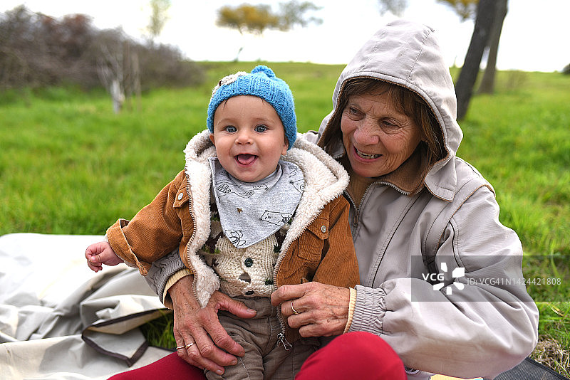 奶奶和她的小孙子图片素材