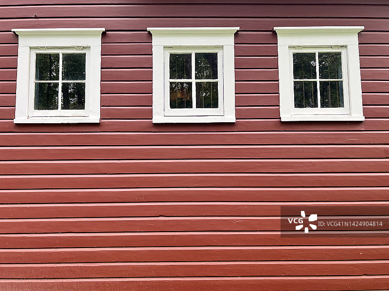 有三扇窗户的红色旧谷仓图片素材