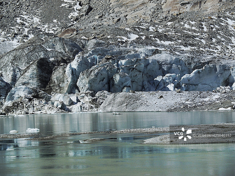 瑞士著名的“尼泊尔高速公路”沿线的Tiefengletscher冰川口和冰洞的细节图片素材