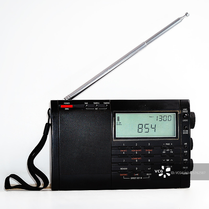 现代黑色短波收音机，带天线和白色背景的数字显示图片素材