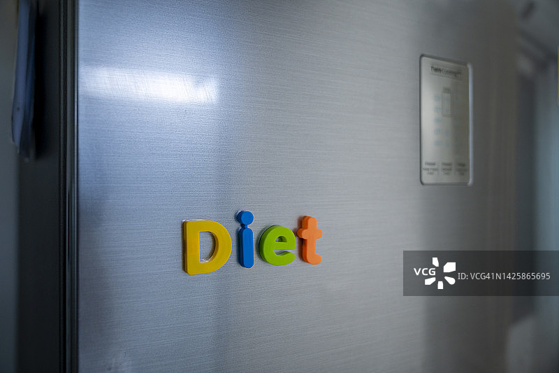 冰箱门上的冰箱贴拼出了“diet”这个词图片素材