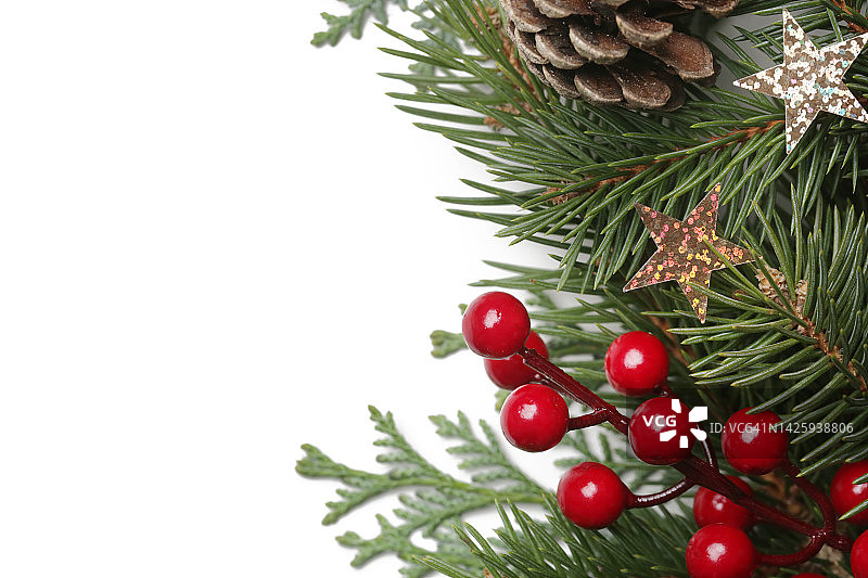 圣诞树的树枝，针叶树球果和红色浆果顶部视图复制空间在白色背景。圣诞节，寒假，新年的概念。图片素材