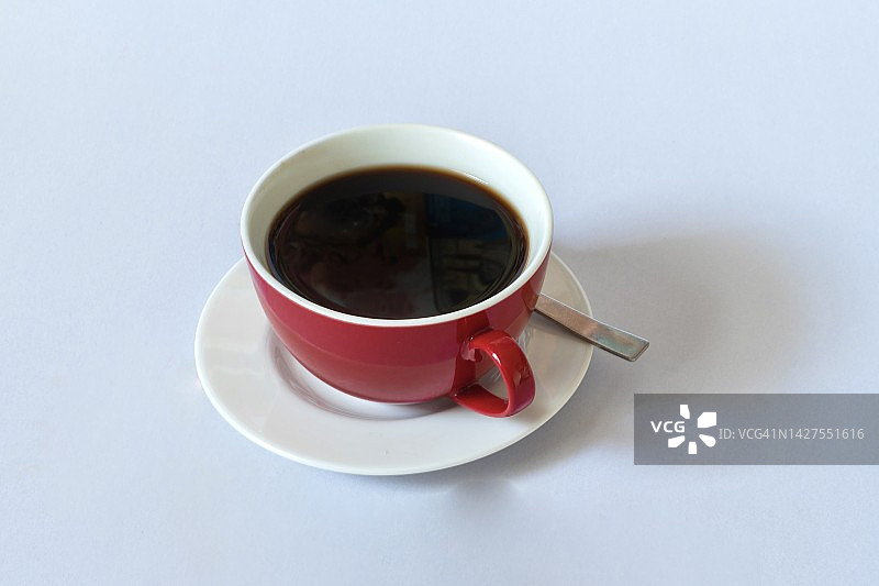 美国咖啡杯放在房地产经纪人的工作桌上图片素材