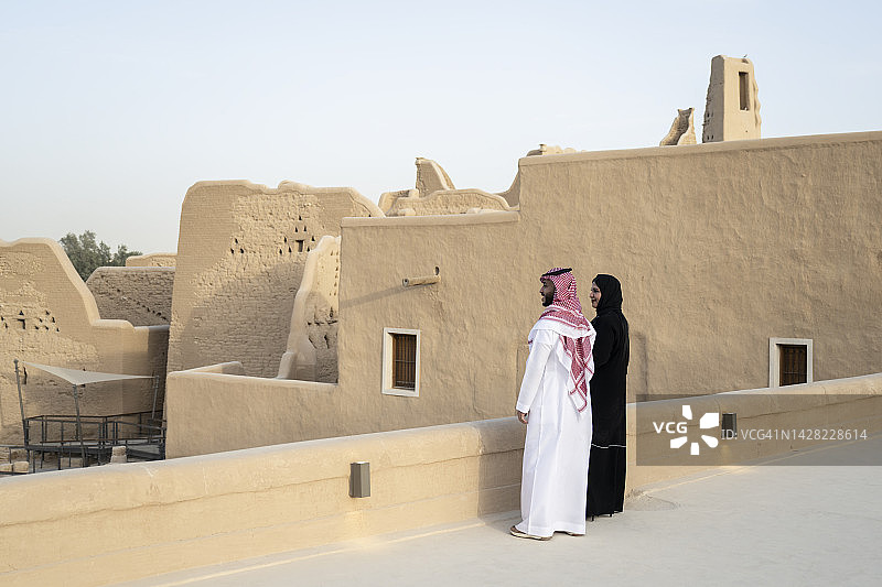 沙特当地人观看Diriyah遗址的全景图片素材