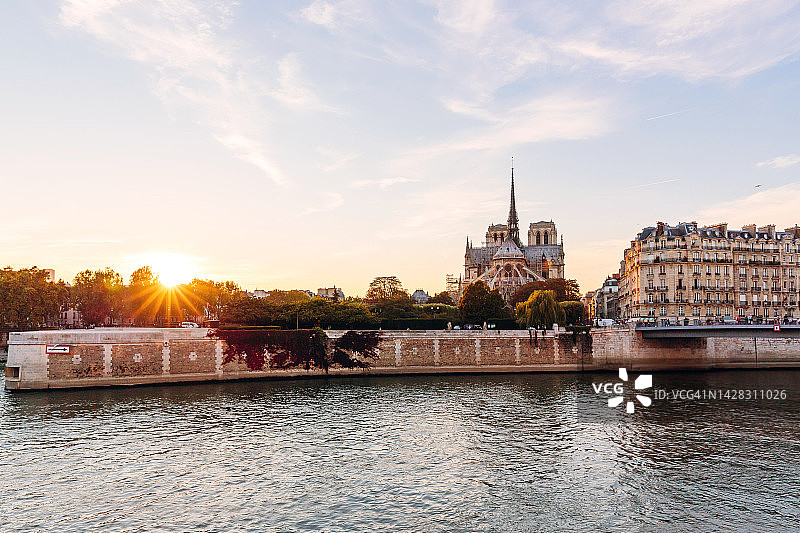 日落时分的塞纳河和巴黎圣母院，巴黎，法国图片素材