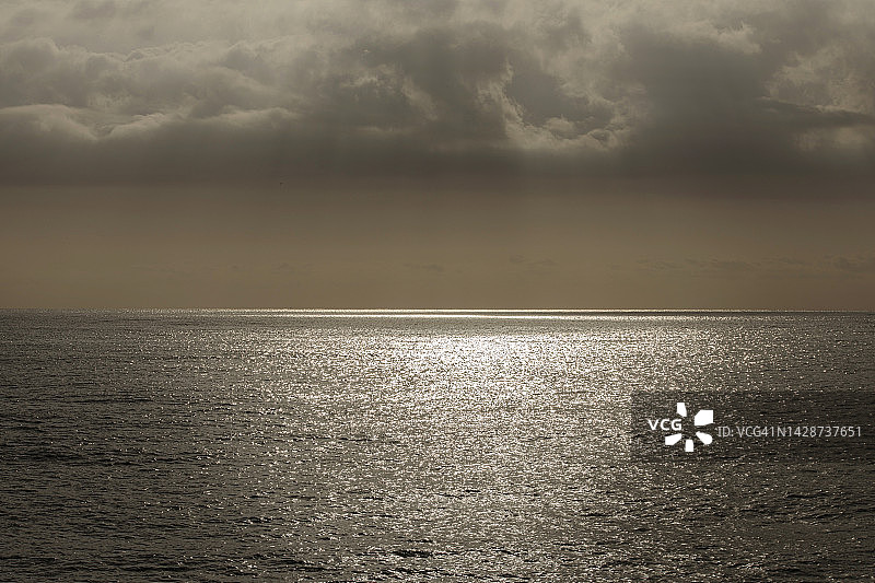 海湾上的日落，水面闪烁着银光图片素材