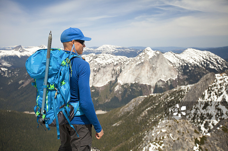 背包客在加拿大不列颠哥伦比亚省霍普的针峰山顶图片素材
