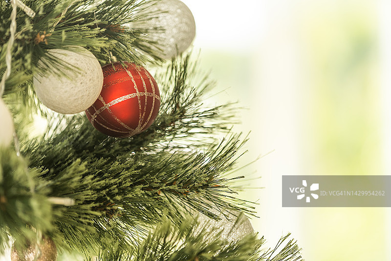 特写的节日装饰圣诞树与鲜红的球图片素材