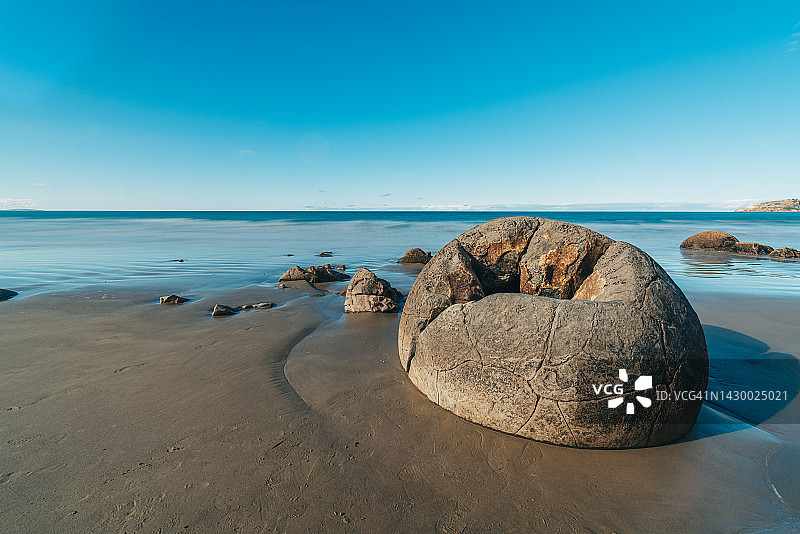 Moeraki巨石，异常巨大的球形巨石躺在新西兰Moeraki和汉普顿之间的海滩上图片素材