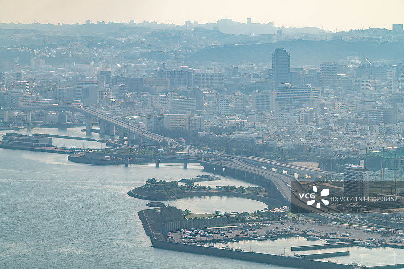 从飞机上俯瞰的日本那霸市图片素材