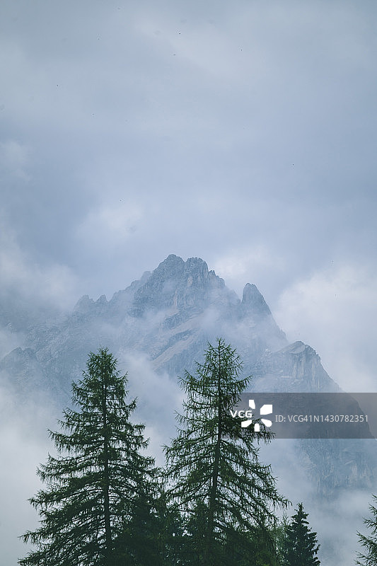 迷雾中的白云石山脉图片素材