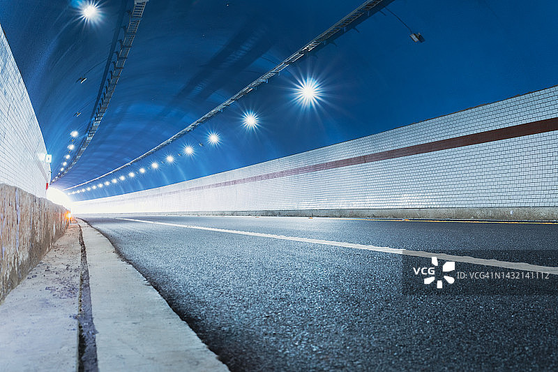现代公路隧道下通图片素材