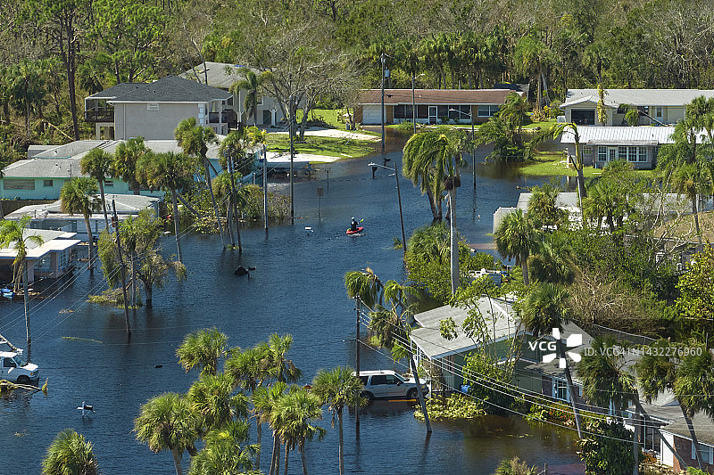 被飓风伊恩包围的佛罗里达居民区被洪水淹没。自然灾害的后果图片素材