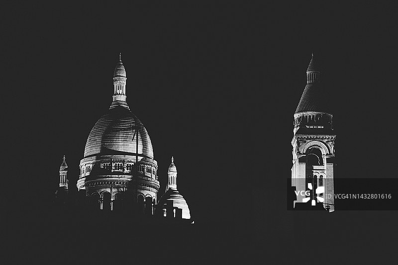 夜间看到的圣心大教堂图片素材