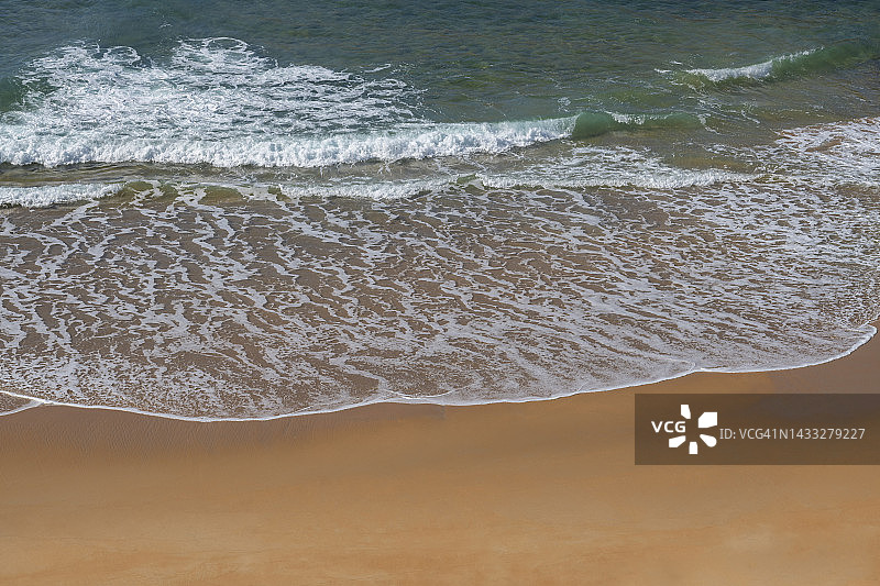索莫奎瓦斯海滩是里昂克雷斯附近的一个田园般的小海滩。这个地区被称为科斯塔克布拉达。索莫奎瓦斯海滩，比斯开湾，利恩克雷斯，桑坦德，科斯塔克布拉达，坎塔布里亚，西班牙，大西洋。图片素材