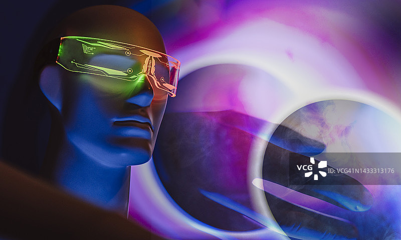 机器人在发光的球体前戴着未来主义眼镜图片素材