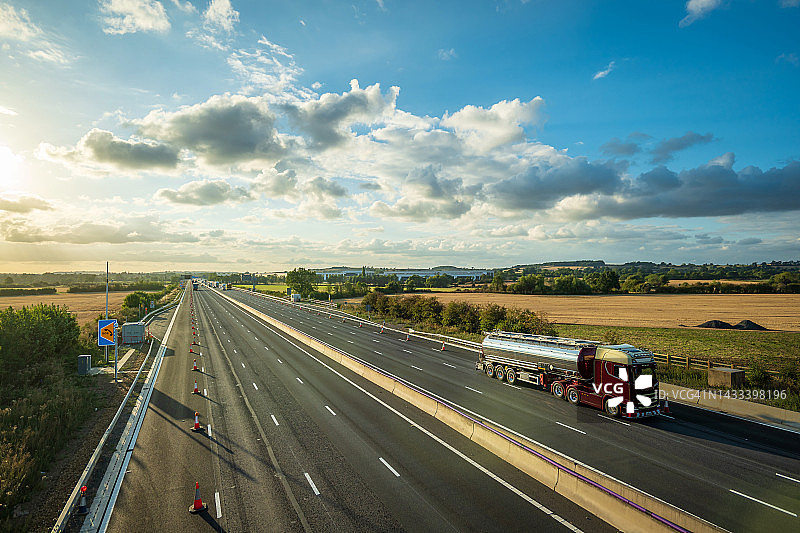 英国高速公路上交通拥挤，车流模糊图片素材