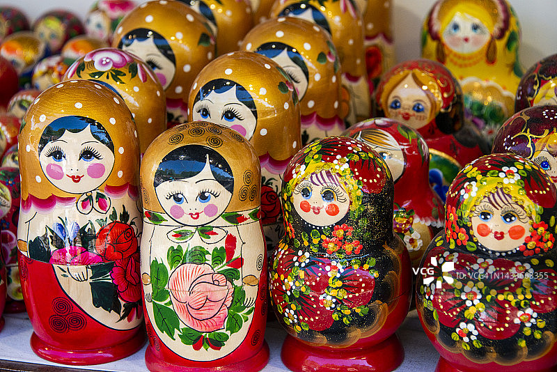 亚美尼亚首都埃里温，Vernissage市场，旅游市场上的俄罗斯套娃图片素材