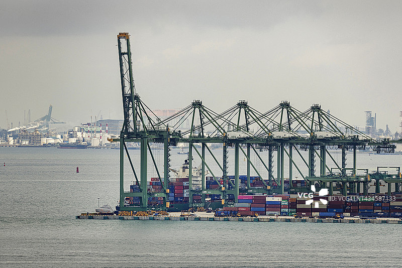 海运集装箱码头起重机港口灰色天空图片素材