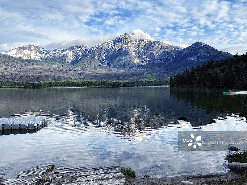 加拿大金字塔湖的早晨倒影图片素材