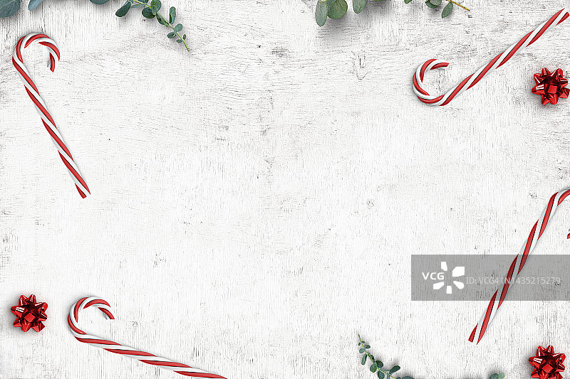 圣诞组成。礼物，冷杉树枝，白色背景下的红色装饰。圣诞节，冬天，新年的概念。平铺，俯视图图片素材