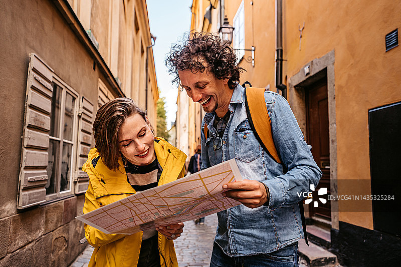 年轻的游客夫妇在斯德哥尔摩看地图图片素材