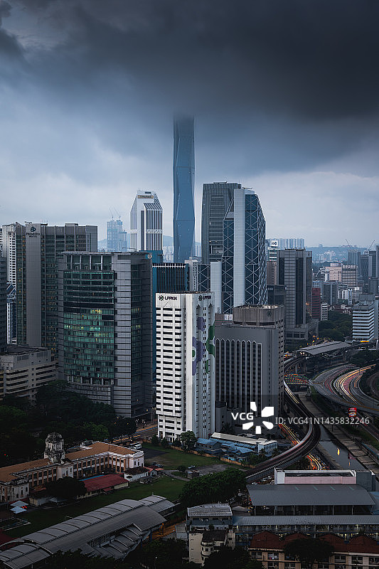 下雨天吉隆坡的摩天大楼图片素材