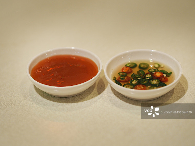 红辣椒鱼酱和红辣椒酱装在木桌上的杯子里图片素材